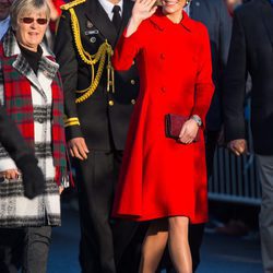 Kate Middleton con un abrigo rojo de Carolina Herrera en su viaje oficial a Canadá