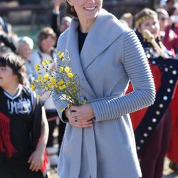 Kate Middleton con un abrigo de Sentaler en su viaje oficial a Canadá