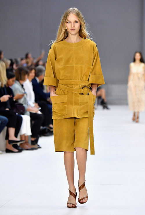 Total look mostaza de Chloé primavera/verano 2017 en la París Fashion Week