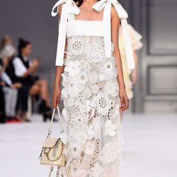 Vestido con flores 3D de Chloé primavera/verano 2017 en la París Fashion Week