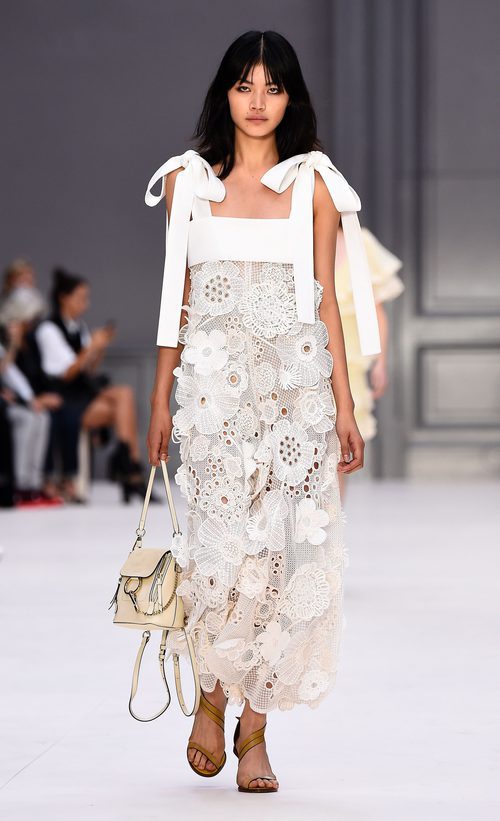Vestido con flores 3D de Chloé primavera/verano 2017 en la París Fashion Week