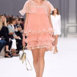 Vestido mini rosa cuarzo de Chloé primavera/verano 2017 en la París Fashion Week