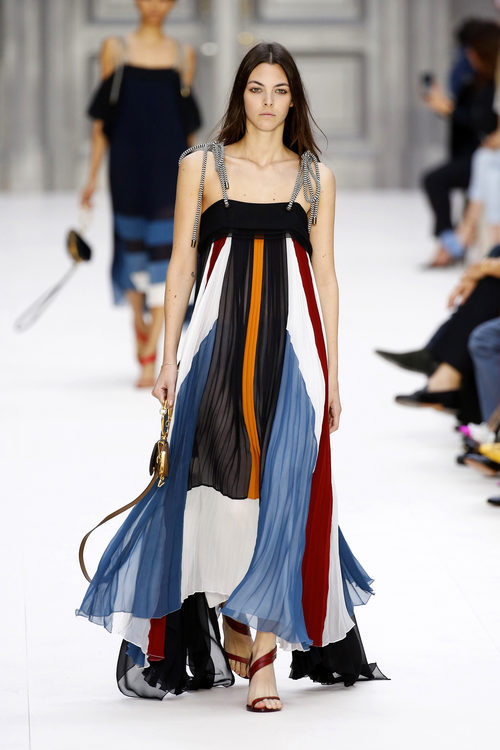 Vestido de varios colores de Chloé primavera/verano 2017 en la París Fashion Week