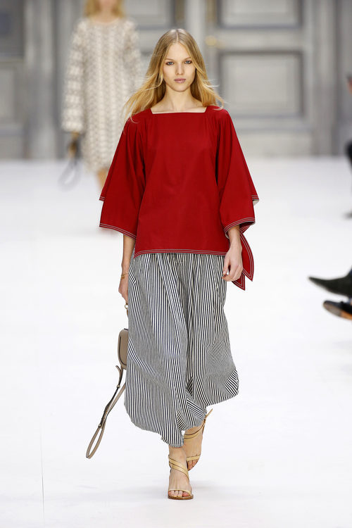 Camisa amplia roja de Chloé primavera/verano 2017 en la París Fashion Week