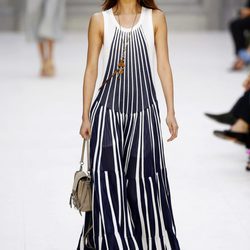 Vestido de estampado de rayas de Chloé primavera/verano 2017 en la París Fashion Week