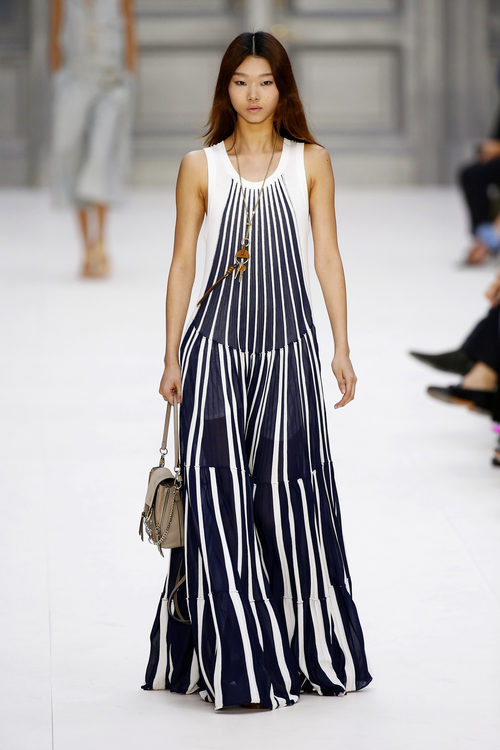 Vestido de estampado de rayas de Chloé primavera/verano 2017 en la París Fashion Week
