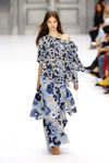 Vestido de flores azules de Chloé primavera/verano 2017 en la París Fashion Week