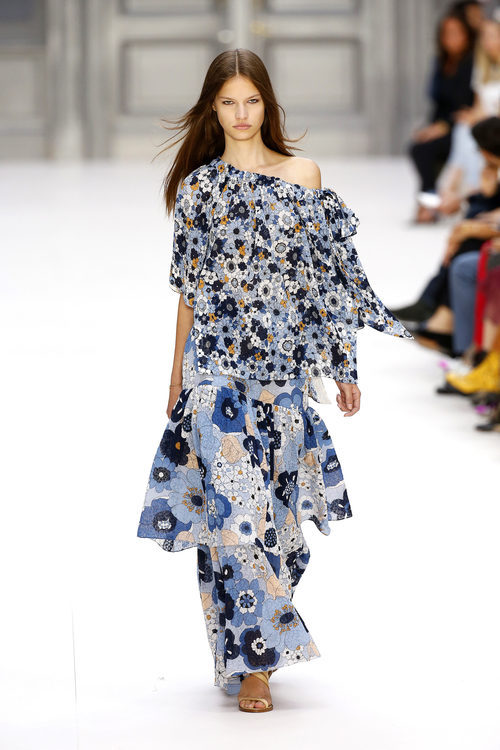 Vestido de flores azules de Chloé primavera/verano 2017 en la París Fashion Week