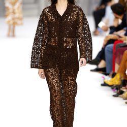 Mono de encaje negro de Chloé primavera/verano 2017 en la París Fashion Week