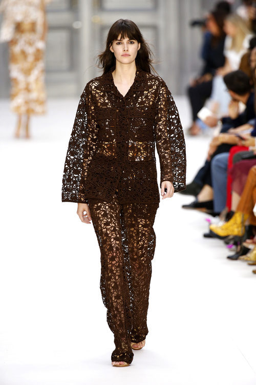 Mono de encaje negro de Chloé primavera/verano 2017 en la París Fashion Week