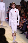 Conjunto en blanco y bordado en corazón durante el desfile primavera/verano 2017 de Maria Grazia de Dior
