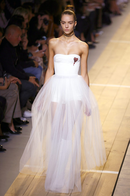 Vestido con falda de tul de la colección primavera/verano 2017 de Dior en Paris Fashion Week