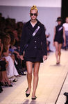 Gabardina negra de la colección primavera/verano 2017 de Dior en Paris Fashion Week