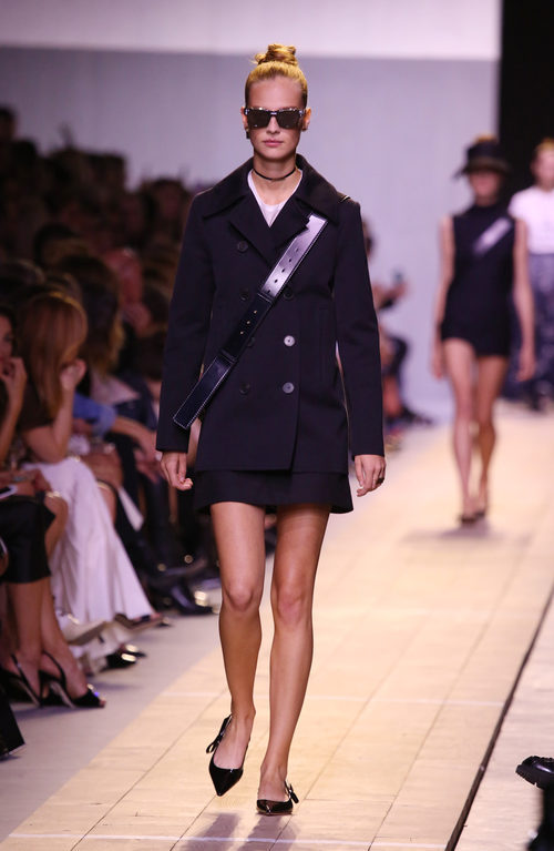 Gabardina negra de la colección primavera/verano 2017 de Dior en Paris Fashion Week
