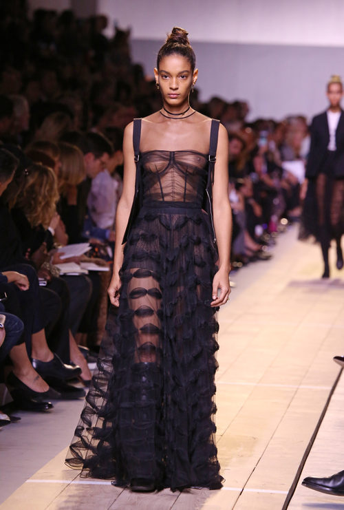 Vestido negro de transparencias de la colección primavera/verano 2017 de Dior en Paris Fashion Week