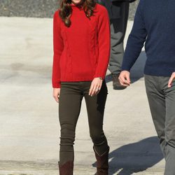 Kate Middleton con un look casual visitando Isla Carlota durante su tour por Canadá