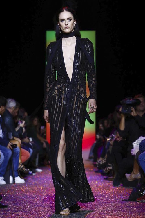 Mono negro con transparencias y capa de Elie Saab de su colección primavera/verano 2017 en París