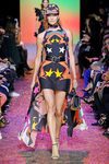 Karlie Kloss con un vestido corto con estampado de estrellas de Elie Saab en París