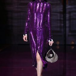 Vestido paillette en púrpura Nina Ricci de la colección primavera/verano 2017 en la Paris Fashion Wee