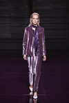 Traje morado de la colección primavera/verano 2017 de Nina Ricci en Paris Fashion Week