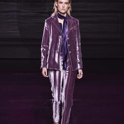 Traje morado de la colección primavera/verano 2017 de Nina Ricci en Paris Fashion Week