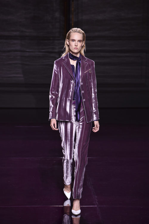 Traje morado de la colección primavera/verano 2017 de Nina Ricci en Paris Fashion Week