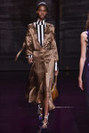 Traje dorado de rayas de la colección primavera/verano 2017 de Nina Ricci en Paris Fashion Week