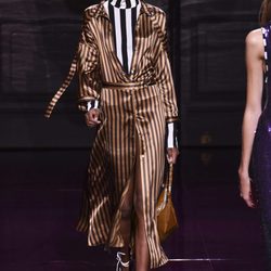 Traje dorado de rayas de la colección primavera/verano 2017 de Nina Ricci en Paris Fashion Week