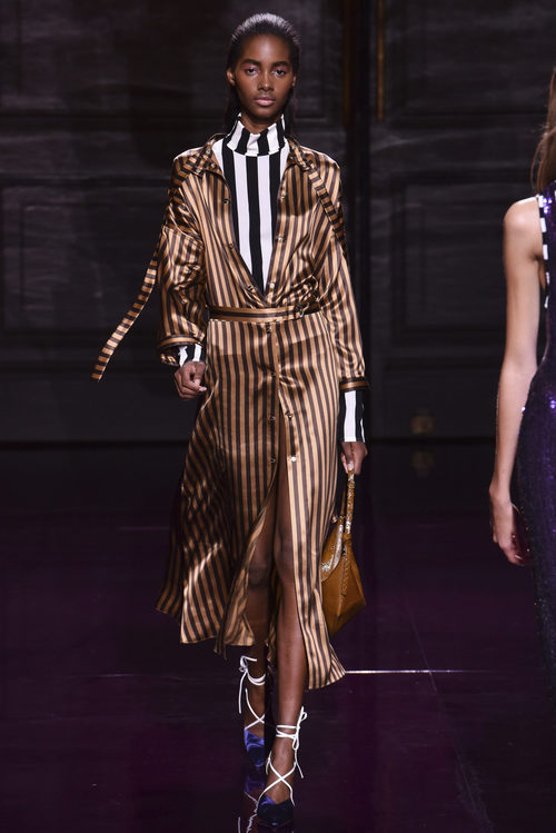 Traje dorado de rayas de la colección primavera/verano 2017 de Nina Ricci en Paris Fashion Week