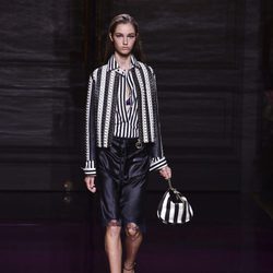 Falda negra de cuero de la colección primavera/verano 2017 de Nina Ricci en Paris Fashion Week