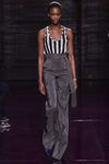 Pantalón gris marengo de la colección primavera/verano 2017 de Nina Ricci en Paris Fashion Week
