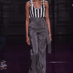 Pantalón gris marengo de la colección primavera/verano 2017 de Nina Ricci en Paris Fashion Week