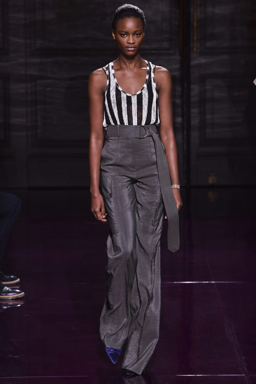 Pantalón gris marengo de la colección primavera/verano 2017 de Nina Ricci en Paris Fashion Week