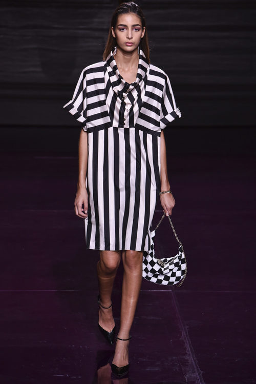 Vestido de rayas de la colección primavera/verano 2017 de Nina Ricci en Paris Fashion Week