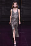 Falda de cuero gris de la colección primavera/verano 2017 de Nina Ricci en Paris Fashion Week