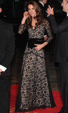 Catalina de Cambridge con vestido en nude y encaje negro