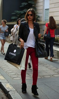 Irina de compras por París
