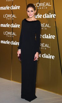 Olivia Palermo sencilla de negro