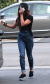 Vanessa Hudgens dice sí a las zapatillas con plataforma