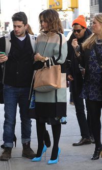 Los "discretos" zapatos azules de Jessica Alba