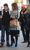 Los "discretos" zapatos azules de Jessica Alba