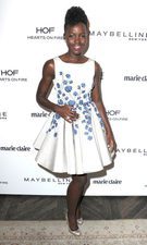 Lupita Nyong'o da la bienvenida a la flores