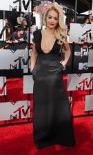 Rita Ora, con escotazo y bolsillos de fiesta