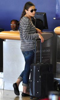 Mila Kunis, facturando en vaqueros
