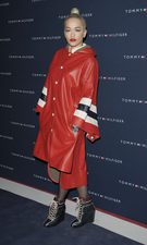 Rita Ora se va de fiesta con chubasquero