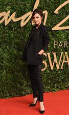 Victoria Beckham, estilosa con su look total black