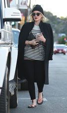 Hilary Duff desentona con sus chanclas veraniegas