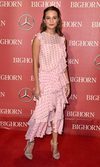 Alicia Vikander apuesta por un vestido de volantes