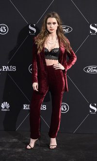 Manuela Vellés arriesga con su traje masculino