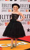 Kylie Minogue desacierta con sus zapatos verde